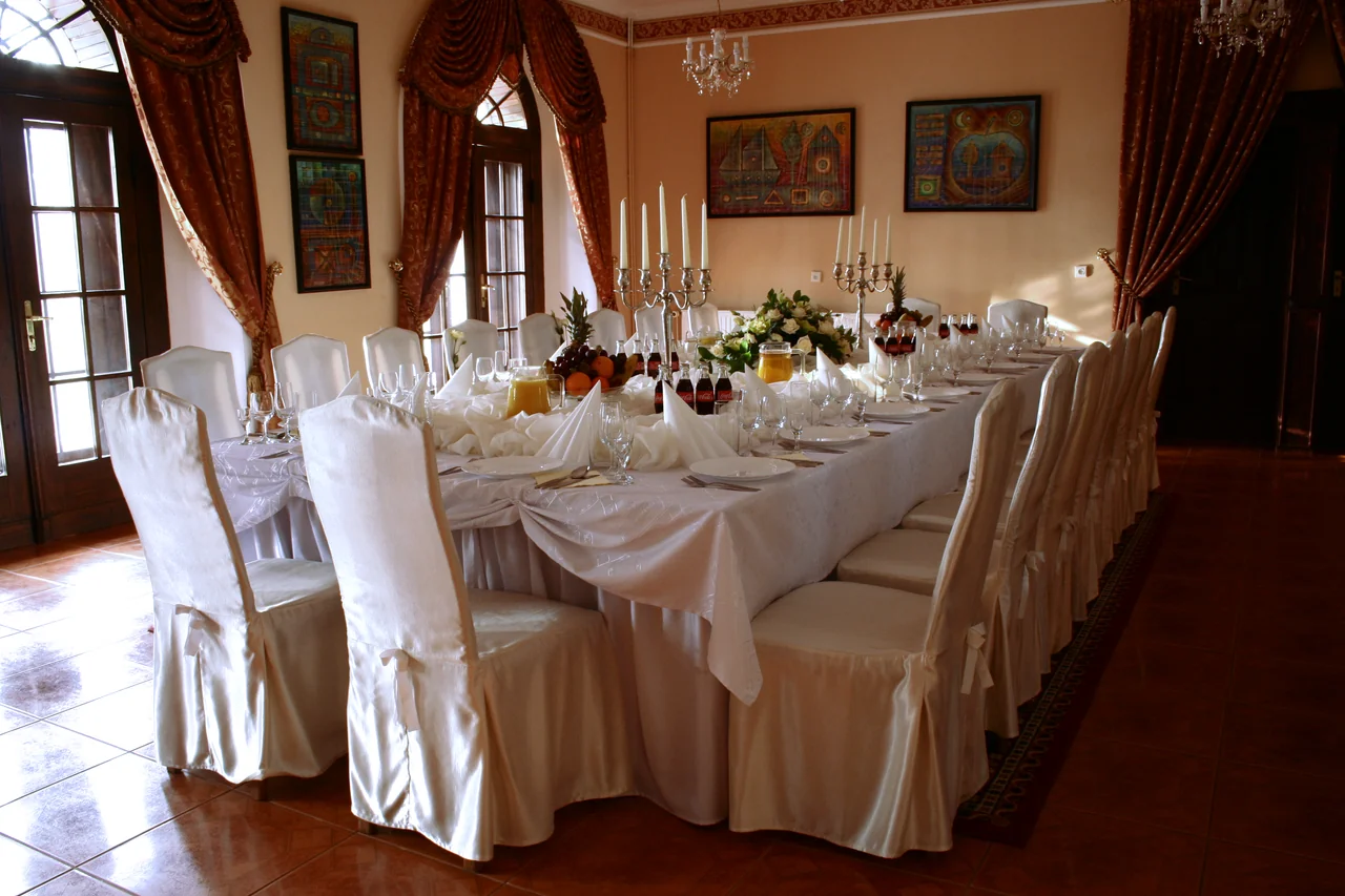 Eleganckie ustawienie weselne w sali Dworku Osieckiego