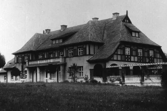 Archiwalne zdjęcie Dworku Osieckiego z lat 20. XX wieku
