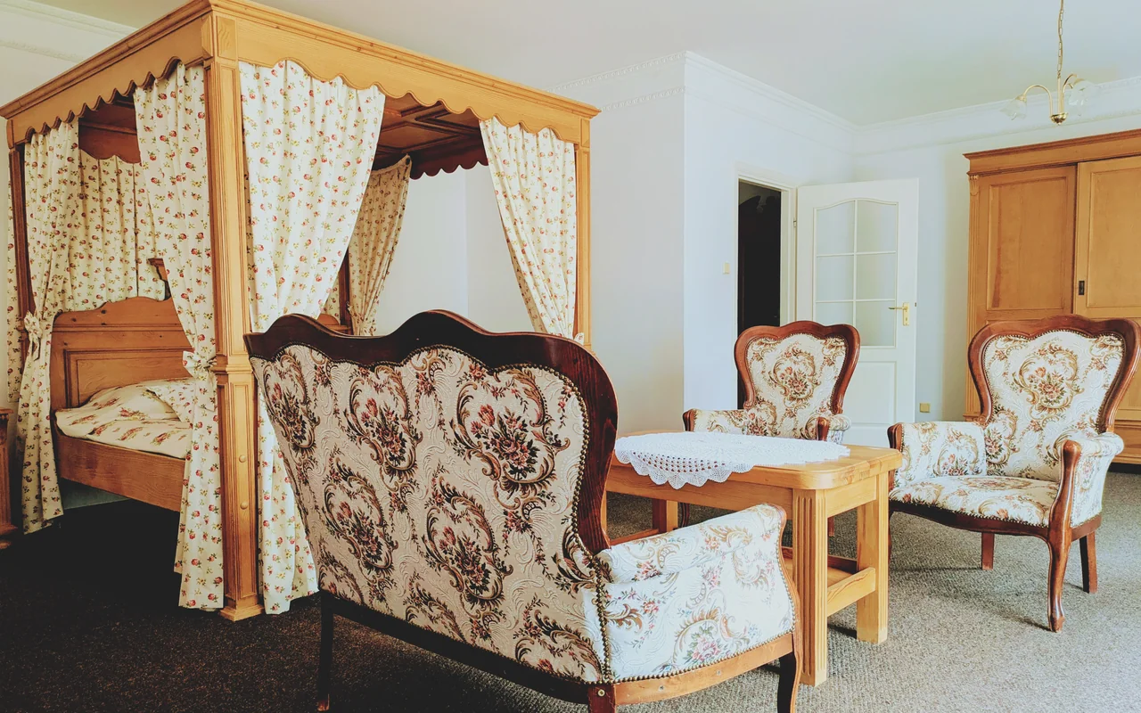 Apartament małżeński z baldachimowym łożem i prywatnym balkonem
