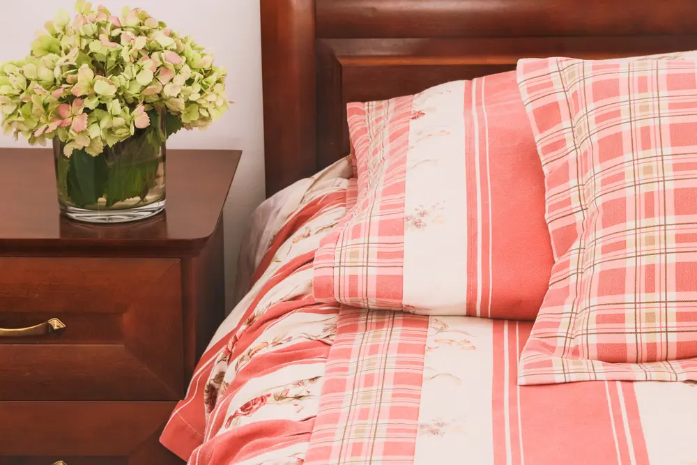 Salon apartamentu dwupokojowego z wnętrzem w stonowanych odcieniach