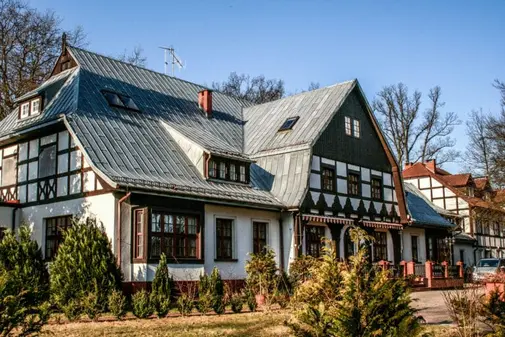 Dworek Osiecki zdjęcie z boku